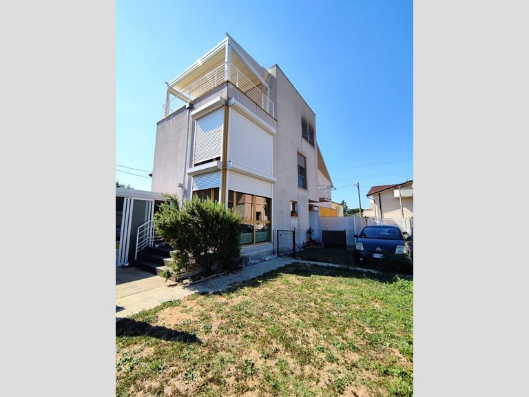 Villa bifamiliare in Vendita a Massa, zona Romagnano, 330'000€, 150 m², arredato