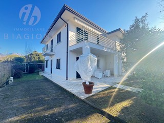 Villa bifamiliare in Vendita a Forte dei Marmi, 2'600'000€, 120 m², arredato
