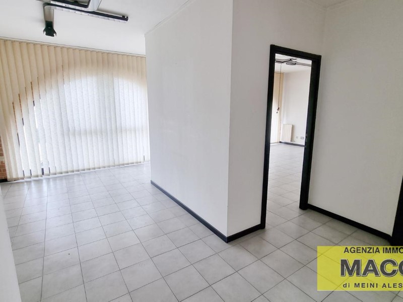 Ufficio in Affitto a Ponsacco, 500€, 80 m²