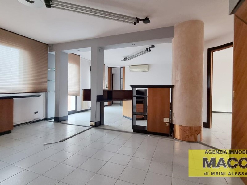 Ufficio in Affitto a Ponsacco, 500€, 115 m²