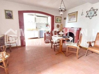 Casale in Vendita a Capannori, zona Matraia, 150'000€, 240 m², arredato, con Box
