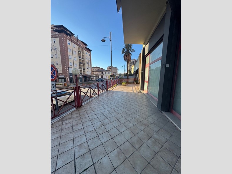 Negozio in Vendita a Terni, 220'000€, 200 m²