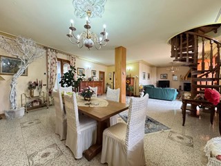 Casa Indipendente in Vendita a Atri, 390'000€, 280 m²