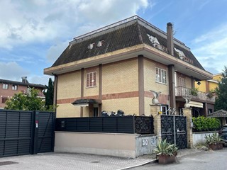 Quadrilocale in Vendita a Roma, 292'000€, 130 m²