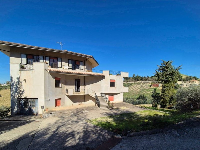 Villa in Vendita a Bucchianico, 225'000€, 600 m²