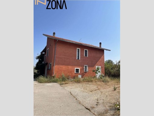 Villa in Vendita a Notaresco, 136'500€, 200 m²