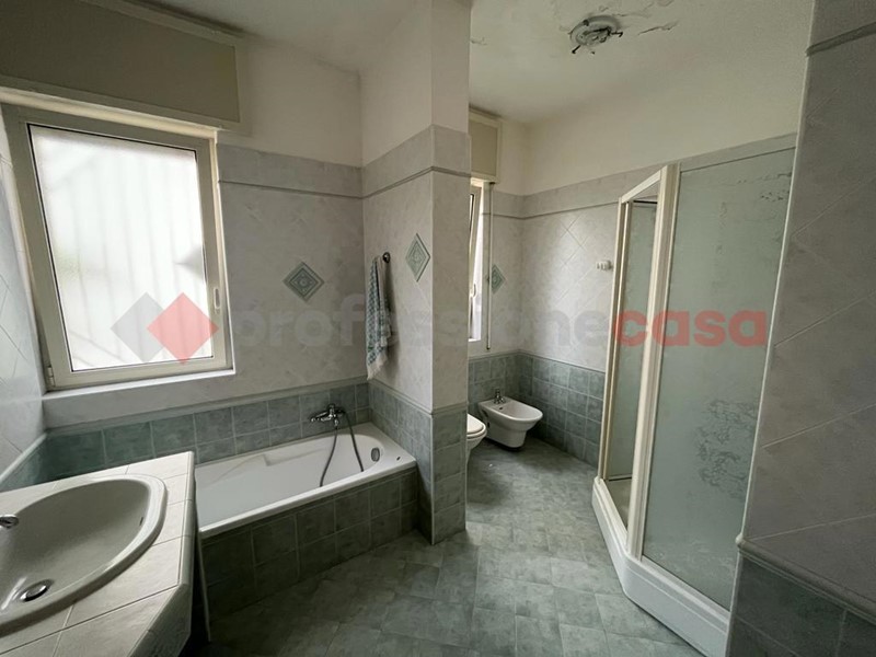 Quadrilocale in Affitto a Bari, 1'200€, 150 m², arredato