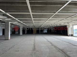 Capannone in Affitto a Arezzo, 9'800€, 1200 m²