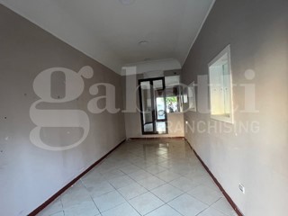 Negozio in Affitto a Capua, 400€, 30 m²