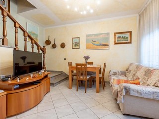 Casa Semi Indipendente in Vendita a Crespina Lorenzana, zona Lorenzana, 155'000€, 115 m²