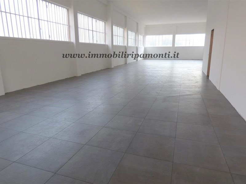Negozio in Vendita a Lecco, 235'000€, 200 m²