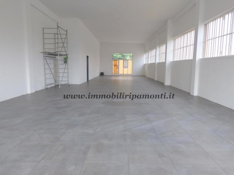 Capannone in Vendita a Lecco, 235'000€, 200 m²