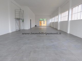 Capannone in Vendita a Lecco, 235'000€, 200 m²