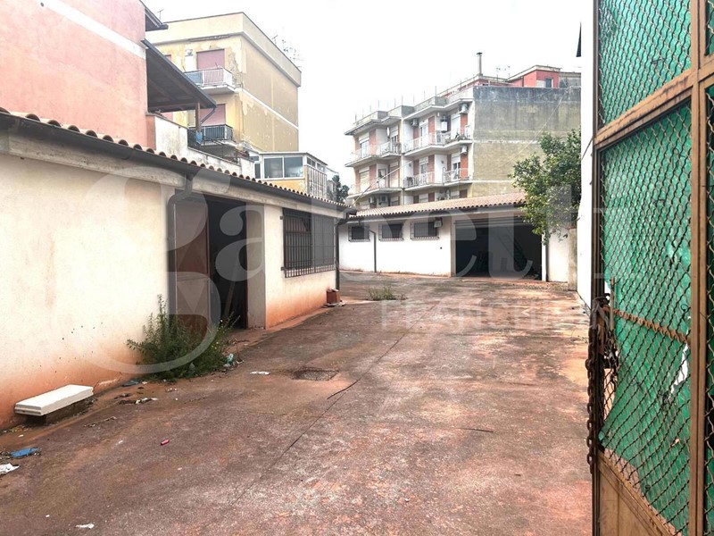 Magazzino in Vendita a Terracina, 385'000€, 280 m²