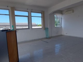 Ufficio in Affitto a Carrara, zona Marina di Carrara, 700€, 85 m²