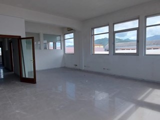 Ufficio in Affitto a Carrara, zona Marina di Carrara, 1'300€, 161 m²
