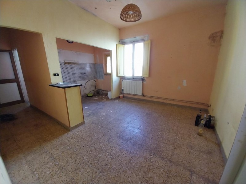 Casa Indipendente in Vendita a Cascina, zona Latignano, 78'000€, 105 m², con Box