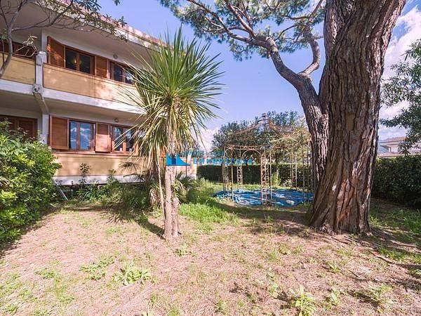 Villetta a schiera in Vendita a Massa, zona Marina di Massa, 380'000&euro;, 80 m², arredato, con Box