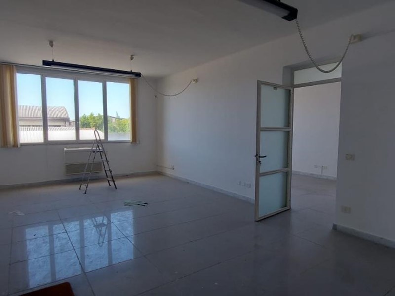 Ufficio in Affitto a Carrara, zona Marina di Carrara, 600€, 73 m²