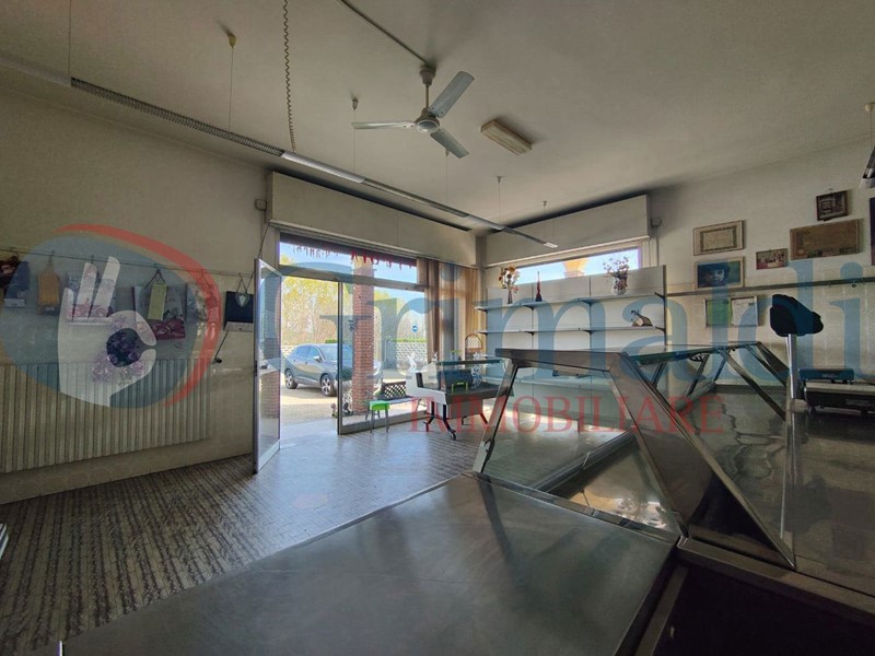 Negozio in Vendita a Borghetto Lodigiano, 126'000€, 238 m²