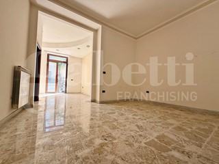 Ufficio in Affitto a Angri, 800€, 90 m²
