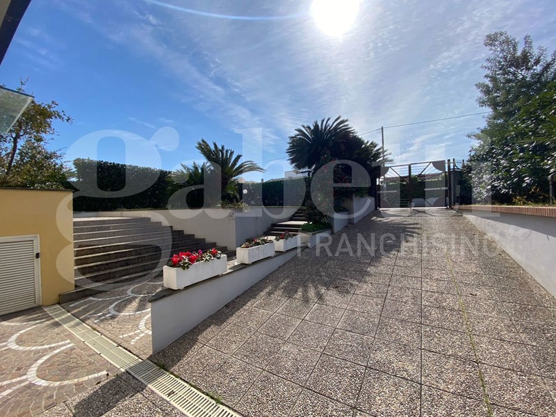 Villa bifamiliare in Vendita a Aprilia, 420'000€, 240 m², arredato