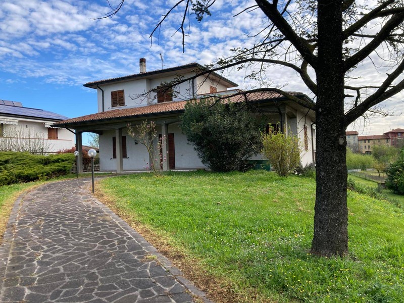 Villa in Vendita a Mantova, zona Borgo Chiesanuova, 435 m²