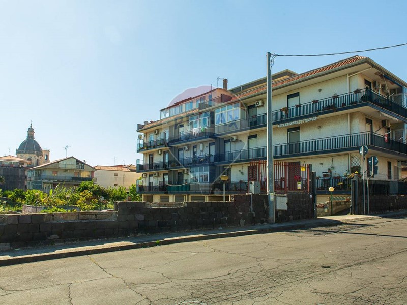 Trilocale in Vendita a Aci Catena, zona Aci San Filippo, 99'000€, 97 m²