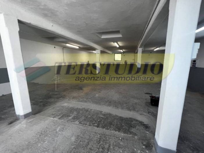 Magazzino in Affitto a Olginate, 650€, 160 m²