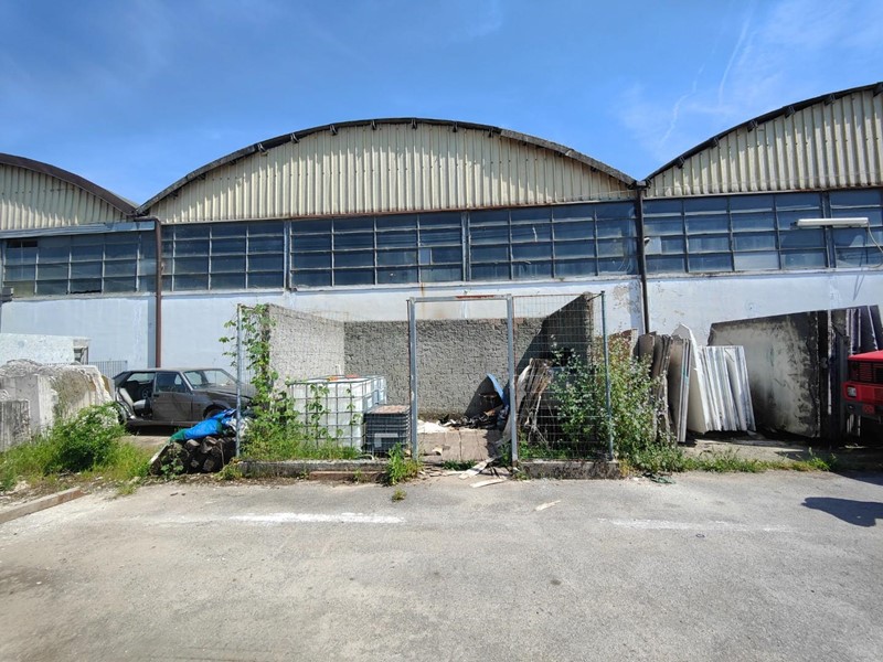 Capannone in Vendita a Luni, zona Dogana, 650'000€, 1700 m²