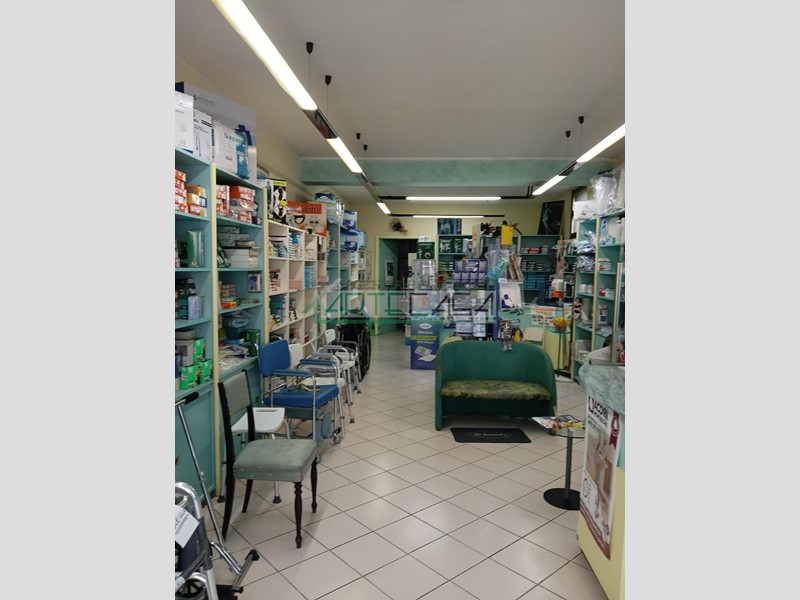 Attività commerciale in Vendita a Cascina, zona San Benedetto a Settimo, 75'000€, 80 m²
