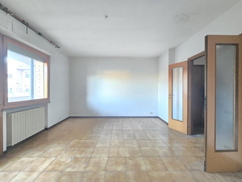 Appartamento in Vendita a Colle di Val D'Elsa, 150'000€, 115 m², con Box