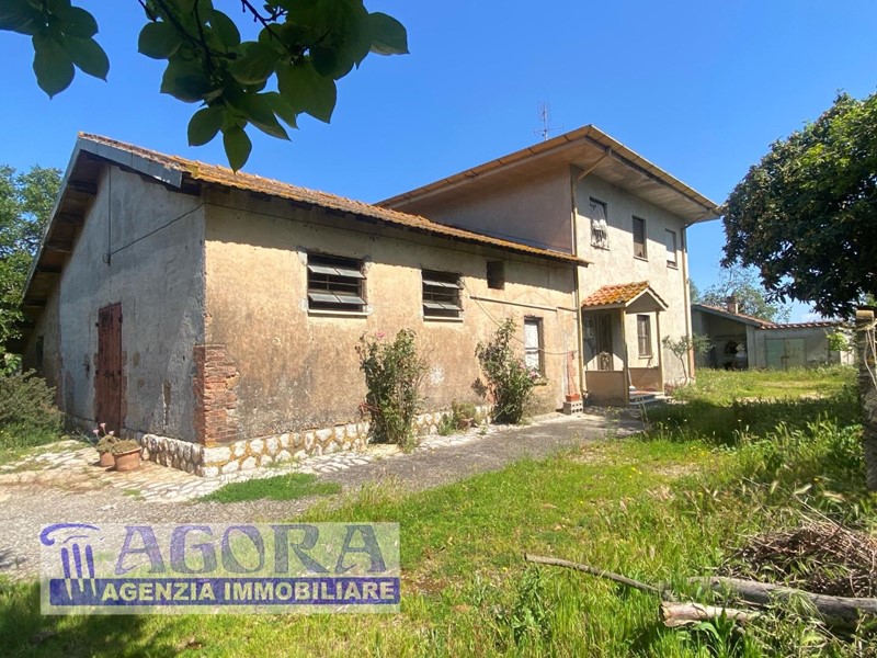 Casale in Vendita a Latina, zona Borgo Bainsizza, 350'000€, 165 m²