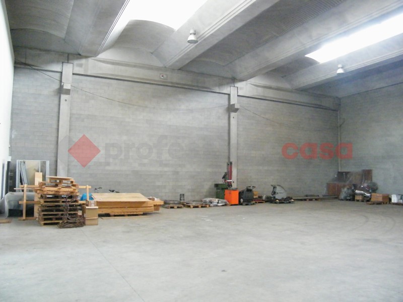 Capannone in Vendita a Mezzomerico, 459'000€, 680 m²
