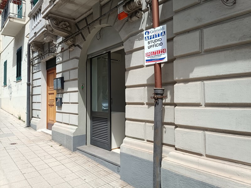 Ufficio in Affitto a Messina, 350€, 25 m²