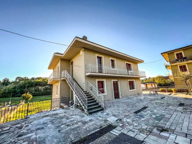 Villa bifamiliare in Vendita a Trivigliano, 310'000€, 450 m²