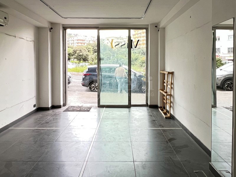 Negozio in Affitto a Napoli, 900€, 25 m²