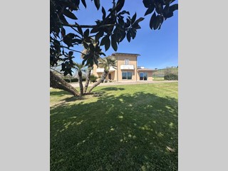 Villa in Vendita a Sant'Omero, 439'000€, 362 m²