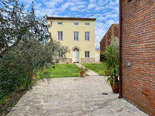 Casale in Vendita a Capannori, zona Pieve San Paolo, 750'000€, 275 m², arredato, con Box