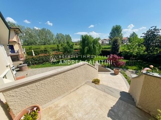 Villa in Vendita a Pontedera, 760'000€, 380 m², arredato, con Box