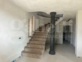 Villa in Vendita a Longone al Segrino, 750'000€, 500 m²