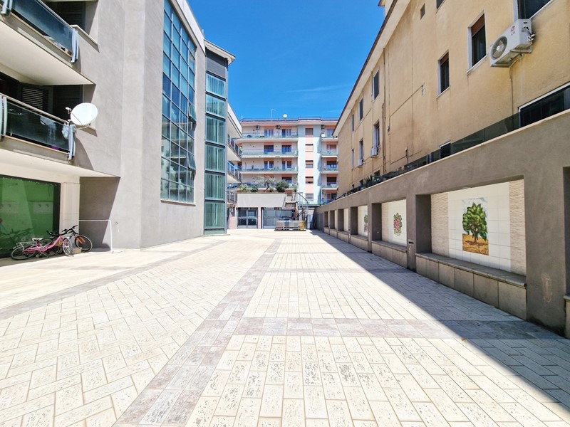 Negozio in Affitto a Caserta, 4'200€, 270 m²