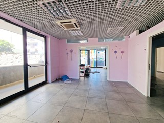 Negozio in Affitto a Caserta, 4'200€, 270 m²