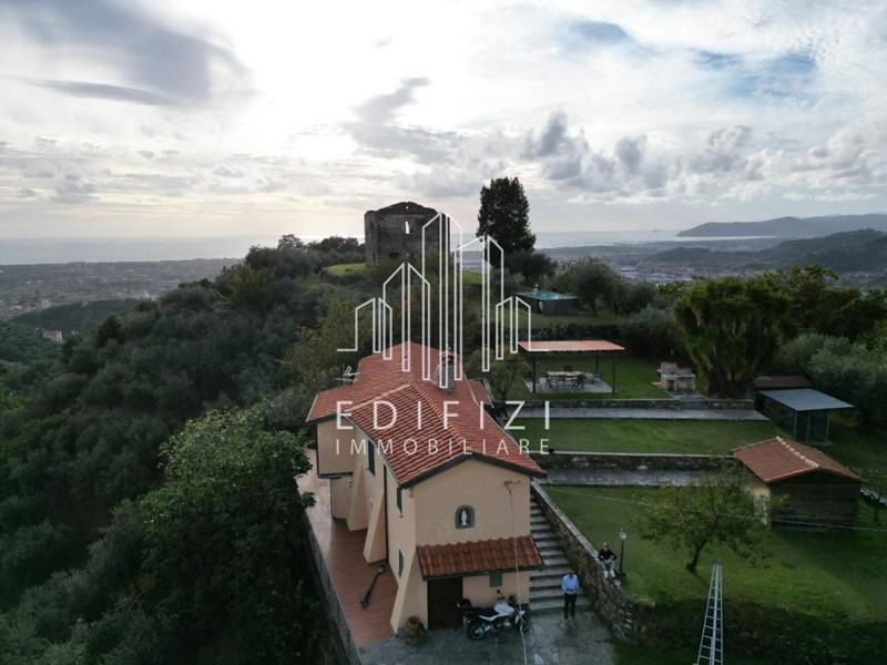 Villa in Vendita a Massa, zona San Carlo, 1'300'000&euro;, 300 m²