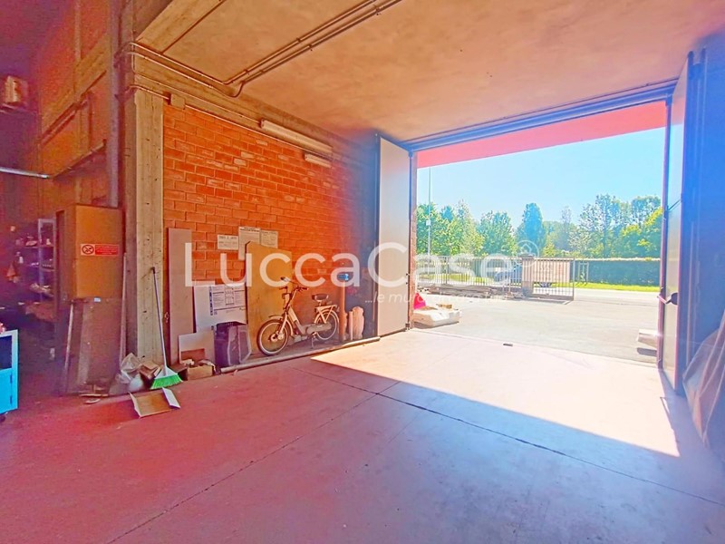 Capannone in Vendita a Lucca, zona Sant'Anna, 340'000€, 400 m²