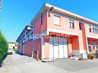 Capannone in Vendita a Lucca, zona Sant'Anna, 340'000€, 400 m²