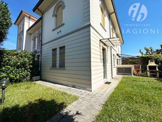 Villa bifamiliare in Vendita a Pietrasanta, zona Tonfano, 945'000€, 140 m², arredato