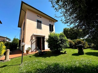 Villa in Vendita a Lucca, zona Santissima Annunziata, 380'000&euro;, 160 m², con Box