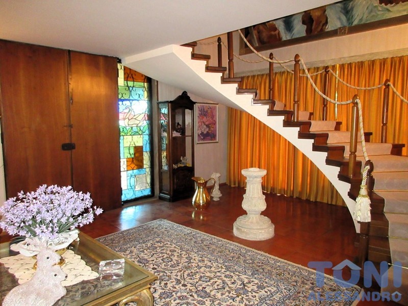 Villa in Vendita a Vinci, zona Sovigliana, 850'000€, 300 m², con Box