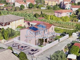 Villa bifamiliare in Vendita a Castelnuovo Magra, 310'000€, 88 m²